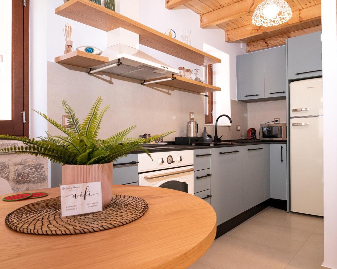 Captain'S Memories Stylish Harbour Apartments Chalki Town Eksteriør bilde